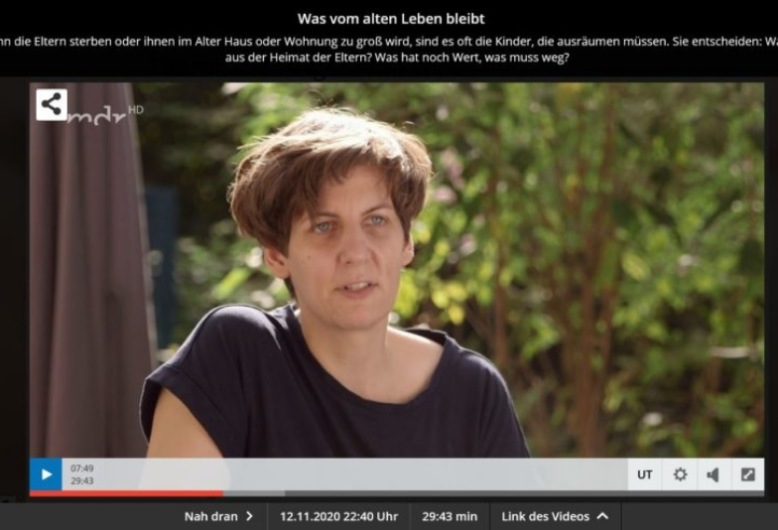 Screenshot vom Videoscreen der MDR-Reportage. Anne sitzt im Grünen und erzählt.